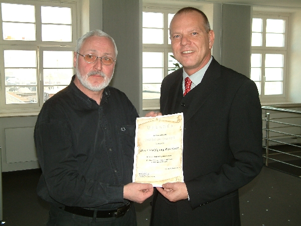 Wolfgang Reichert erh&auml;lt die Ernennungsurkunde zum Gesamtleiter der Ostth&uuml;ringen Tour 2003