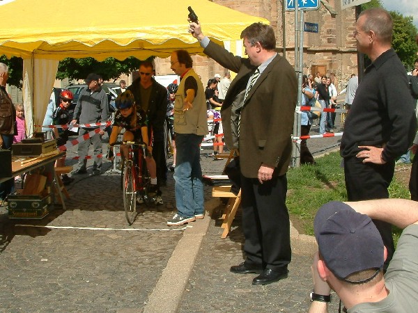 Geras Oberb&uuml;rgermeister Ralf Rauch gibt den Startschuss