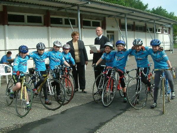 Th&uuml;ringens Finanzministerin Birgit Diezel &uuml;berreicht einen F&ouml;rdermittelbescheid aus Lotto-Mitteln an den Gesamtleiter der Ostth&uuml;ringen Tour und Pr&auml;sident des SSV Gera 1990 e.V. Wolfgang Reichert