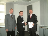 Übergabe des Sponsorenvertrages: Ernst Knabe, Peter Lange, Wolfgang Reichert (v.l.)