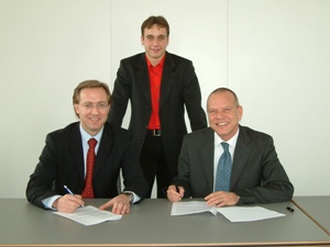 Bernd M&uuml;ller, Christian Magiera und Wolfgang Reichert (v.l.) bei der Sponsorenvertragsunterzeichung