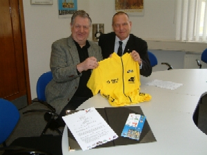Dr. Wolfgang Maruschky und Wolfgang Reichert pr&auml;sentieren das gelbe F&uuml;hrungstrikot f&uuml;r die beste Fahrerin in der Altersklasse Sch&uuml;lerinnen u15.