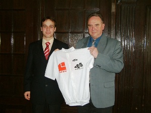 Siegfried Ubrich  (r.) und Christian Magiera (l.) pr&auml;sentieren das wei&szlig;e Vielseitigkeitstrikot f&uuml;r die Altersklasse U11