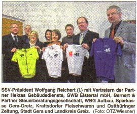 SSV-Präsident Wolfgang Reichert (I.) mit Vertretern der Partner Hectas Gebäudedienste, GWB Elstertal mbH, Bernert & Partner Steuerberatungsgesellschaft, WBG Aufbau, Sparkasse Gera-Greiz, Kraftsdorfer Fleischwaren und Ostthüringer Zeitung, Stadt Gera und Landkreis Greiz. (Foto: OTZ/Wiesner)