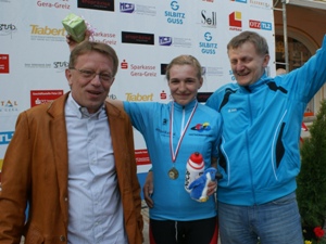 Gl&uuml;ckw&uuml;nsche an Joseline Oeser f&uuml;r ihren Sieg im Kriterium beim Prolog der 8. Ostth&uuml;ringen Tour von Trainer Rolf Riemann und Thomas Richter, der das hellblaue F&uuml;hrungstrikot der eropr&auml;zisa GmbH &uuml;berreichte.