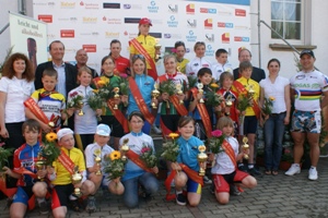 Die drei Erstplatzierten jeder Altersklasse und die Tr&auml;ger der Wertungstrikots der 8. Ostth&uuml;ringen Tour 2010 beim abschlie&szlig;enden Fototermin.