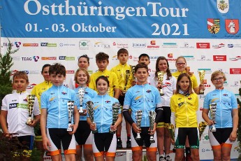 Die Trikotgewinner bei der Gesamtsiegerehrung der 18. Ostthringen Tour 2021.