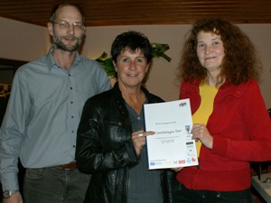 Cordula Trennwolf (m.), Kerstin Riemann (r.) und Jens Wenzel präsentieren Münchenbernsdorf als Etappenort der Ostthüringen Tour 2010.