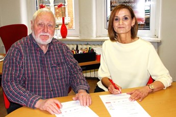 Kirstin Oettler und Reinhard Schulze unterzeichnen die Sponsorenvereinbarung fr die Ostthringen Tour.